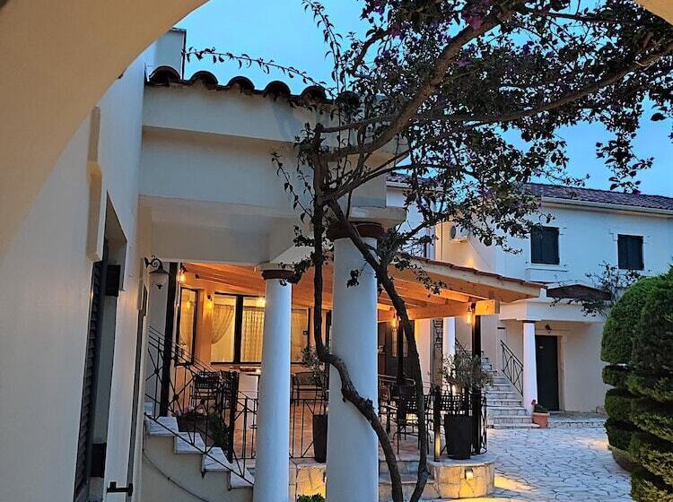 هتل Elanthi Village Apartments