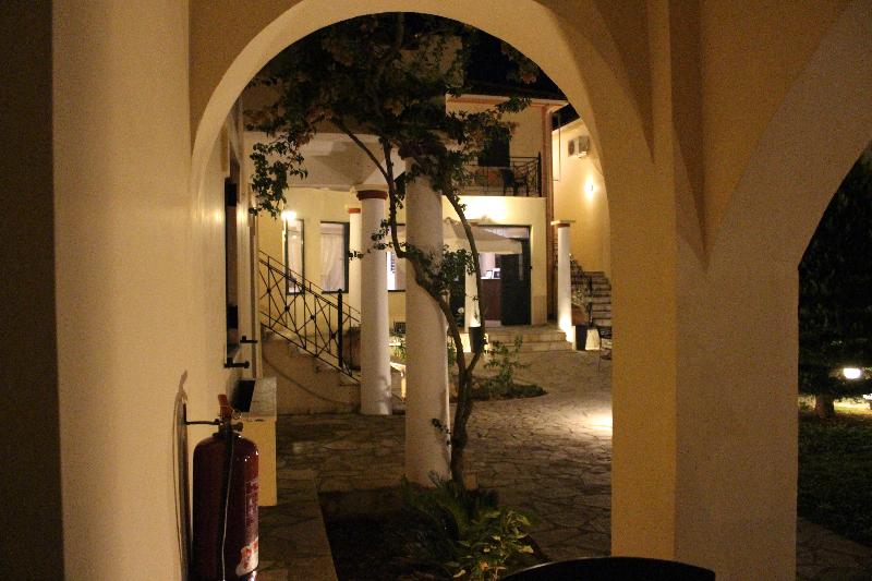 هتل Elanthi Village Apartments