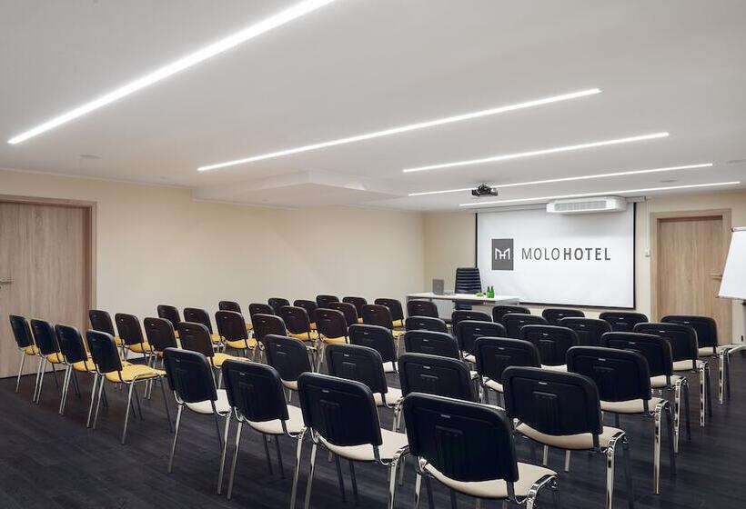 هتل Molo