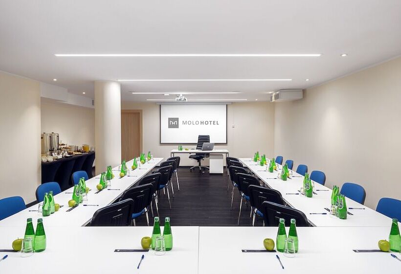 هتل Molo