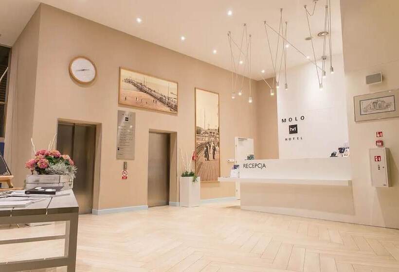 هتل Molo