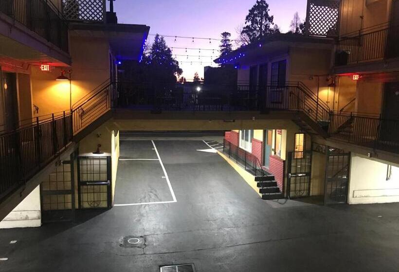 ホテル Westwind Lodge