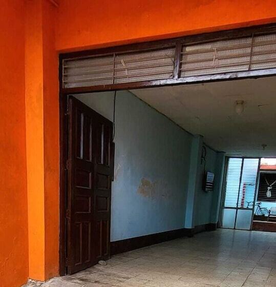 هتل Hostal Cisne House