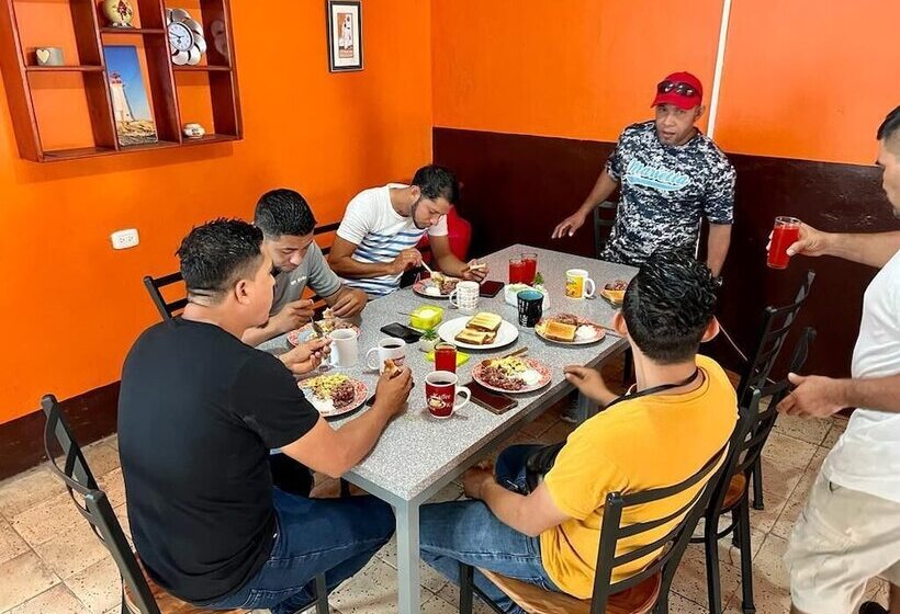 فندق Hostal Cisne House