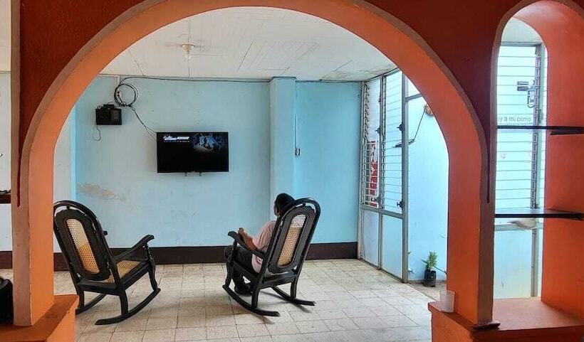 هتل Hostal Cisne House