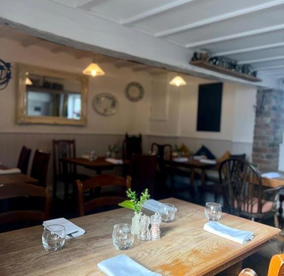 فندق The Lion, Tredington