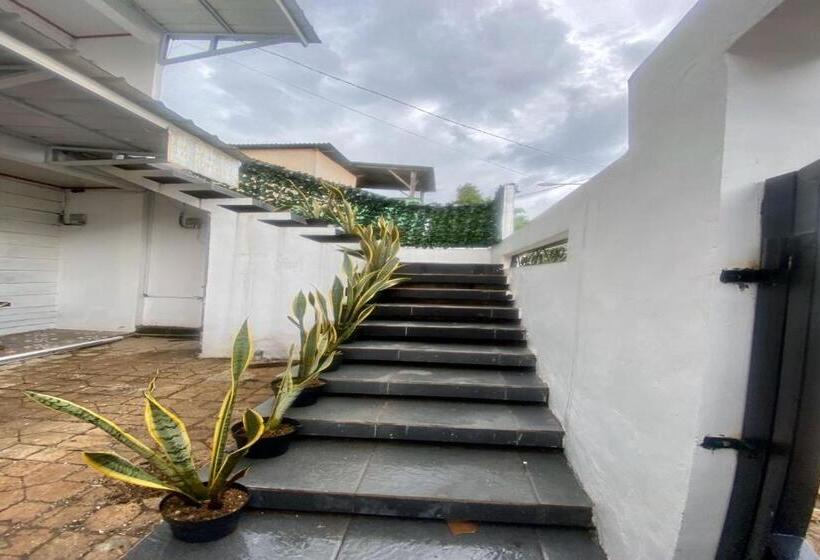 호텔 Express O 92147 Nia Residence