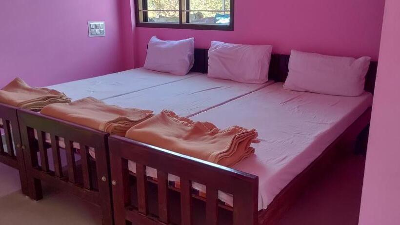 בית מלון כפרי Staymaker Madhu Residency