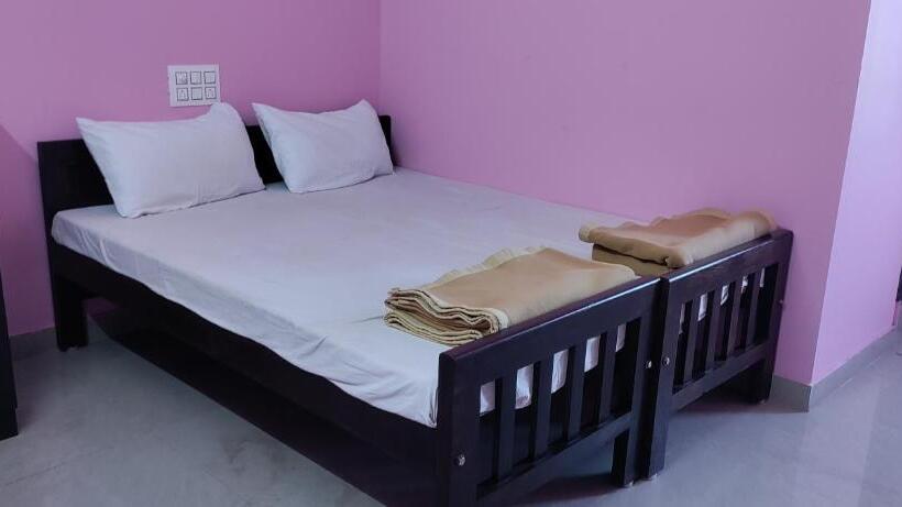 בית מלון כפרי Staymaker Madhu Residency