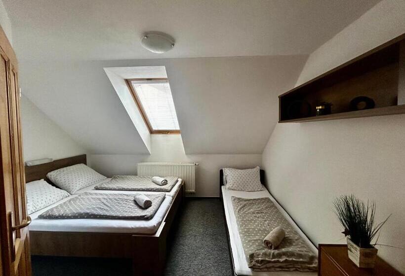 펜션 Restaurace A Penzion Na Stráni