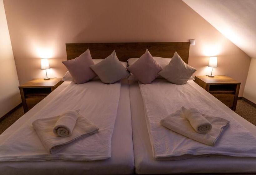 ベッドアンドブレックファースト Rózsa étterem & Panzió