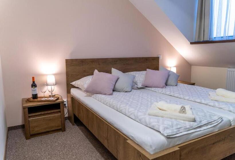 ベッドアンドブレックファースト Rózsa étterem & Panzió