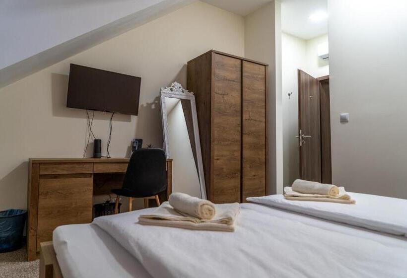 ベッドアンドブレックファースト Rózsa étterem & Panzió