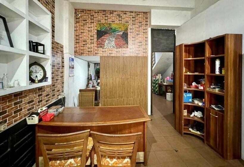 호텔 Backpacker Homestay Jatisampurna Redpartner