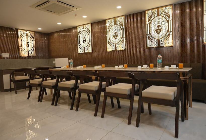 فندق Xenious Biz Ayaan Residency