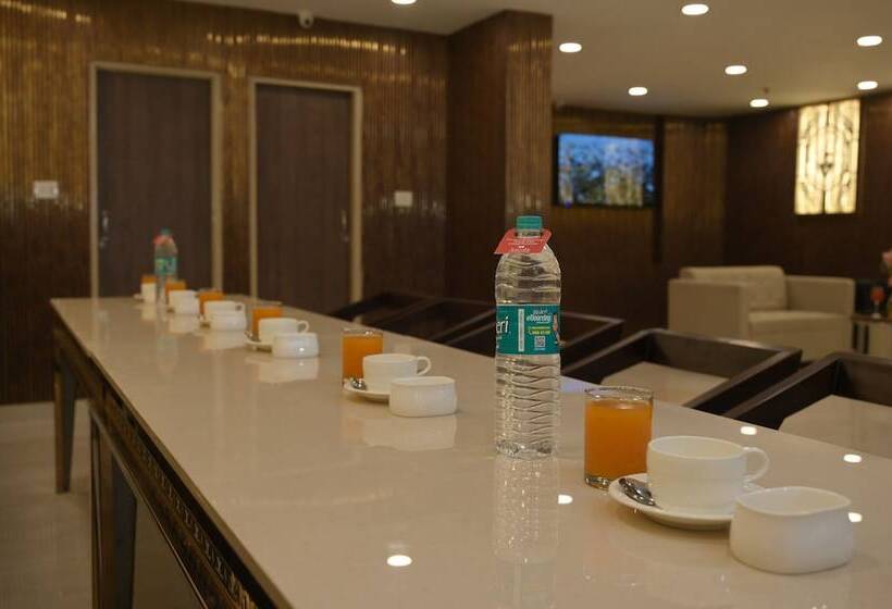 فندق Xenious Biz Ayaan Residency