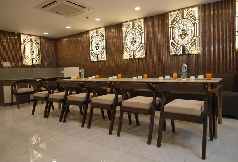 فندق Xenious Biz Ayaan Residency