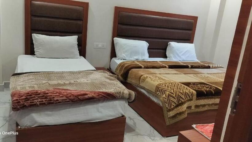 בית מלון כפרי Shrivari Kaushik Palace