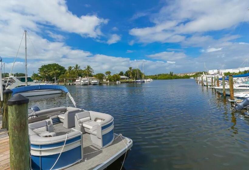 Waterfront Room, Heated Pool, Tiki Bar & Grill