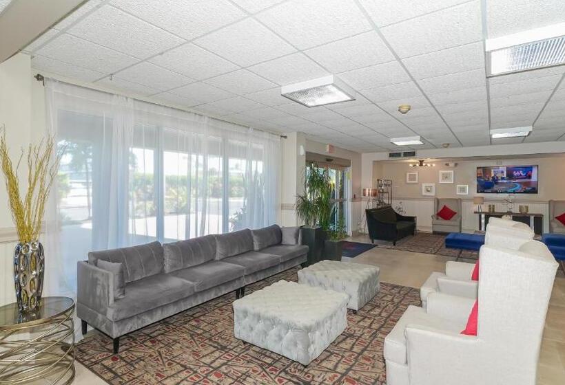 Waterfront Room, Heated Pool, Tiki Bar & Grill