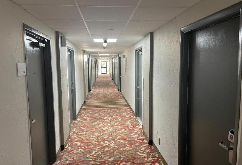 Waterfront Room, Heated Pool, Tiki Bar & Grill