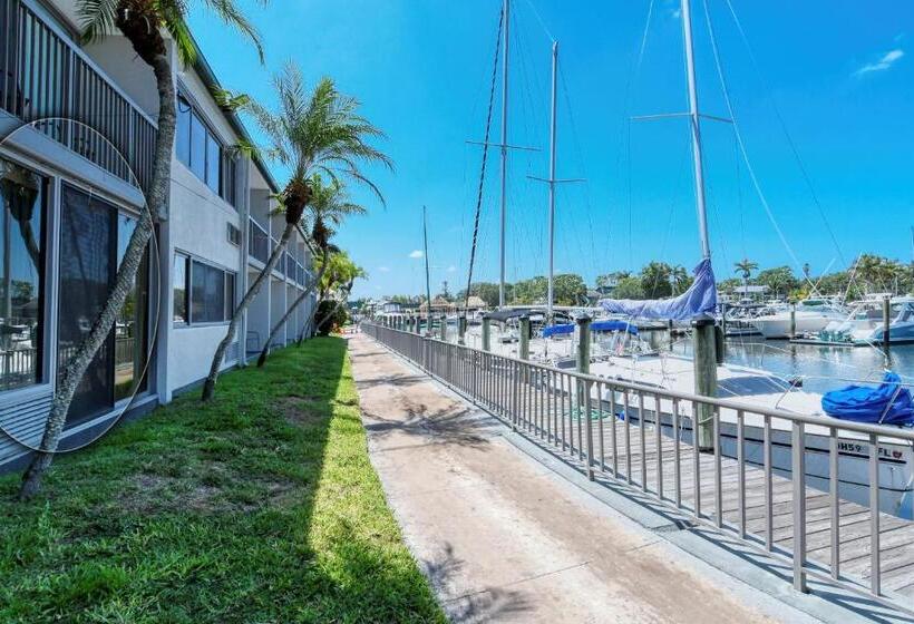 Waterfront Room, Heated Pool, Tiki Bar & Grill