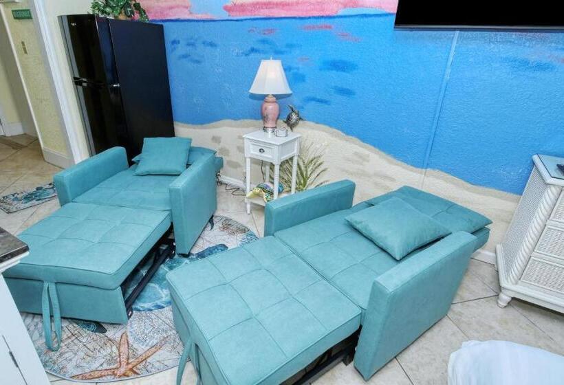 Waterfront Room, Heated Pool, Tiki Bar & Grill