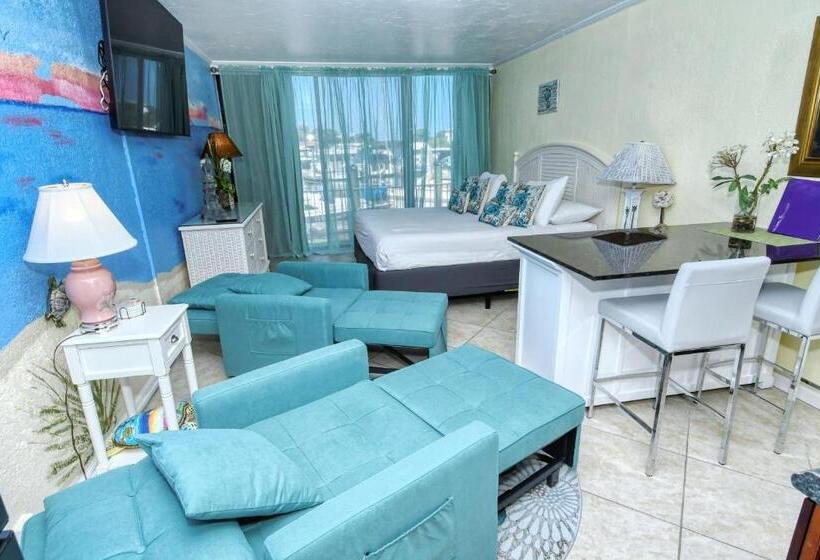 Waterfront Room, Heated Pool, Tiki Bar & Grill