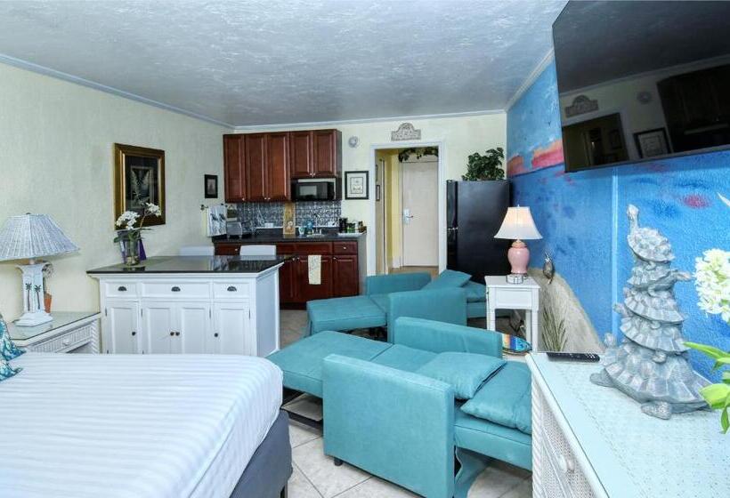 Waterfront Room, Heated Pool, Tiki Bar & Grill