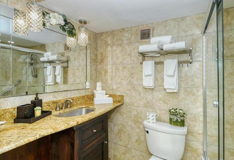 Waterfront Room, Heated Pool, Tiki Bar & Grill