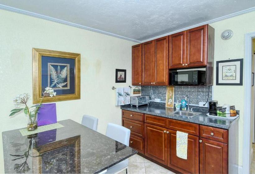 Waterfront Room, Heated Pool, Tiki Bar & Grill