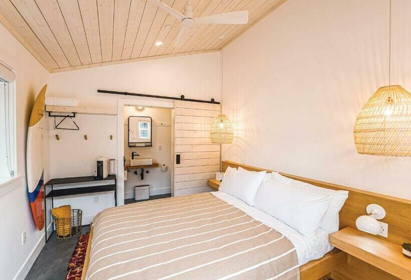 הוסטל Mini Shortboard Room With A Queen Bed