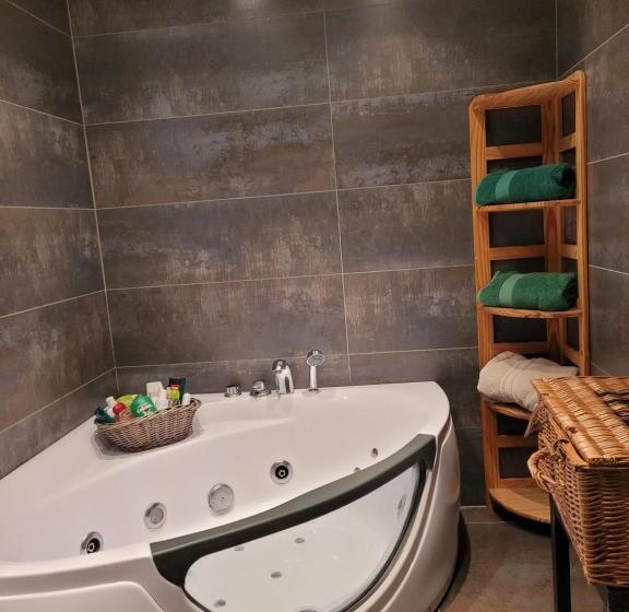 تختخواب و صبحانه Cosy Cottage With Private Pool