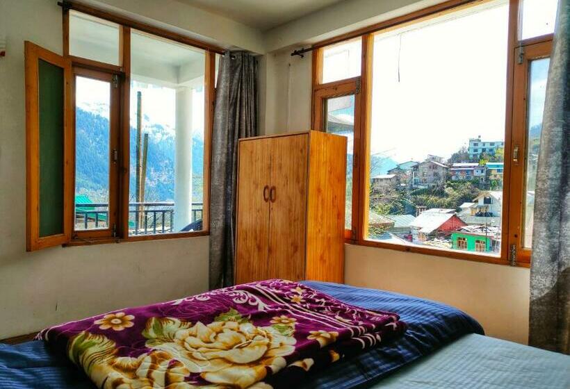 Bros Hostel & Yaara Cafe