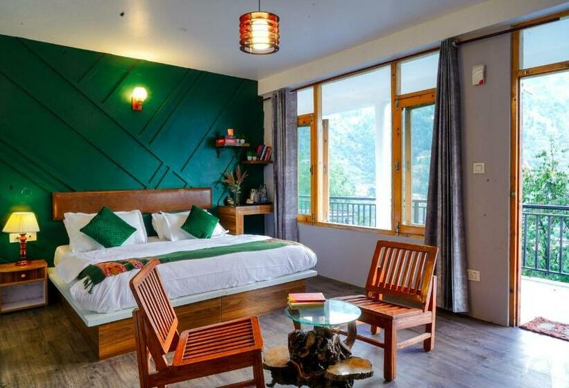 Bros Hostel & Yaara Cafe