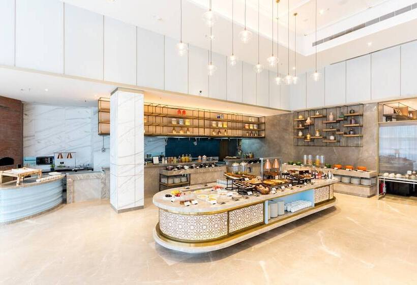 Отель Holiday Inn Lucknow Airport, An Ihg