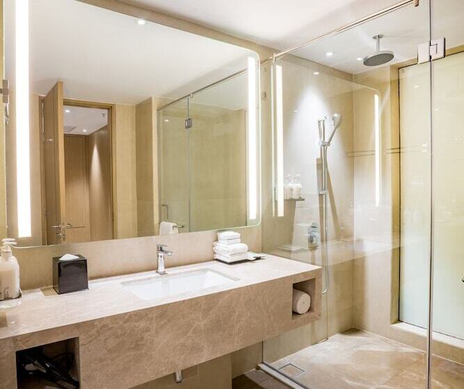 Отель Holiday Inn Lucknow Airport, An Ihg