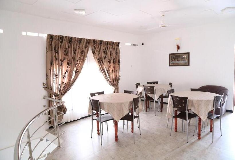 Пансион Yaarl Holiday