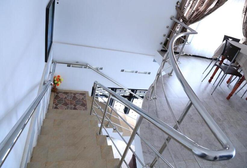 Пансион Yaarl Holiday