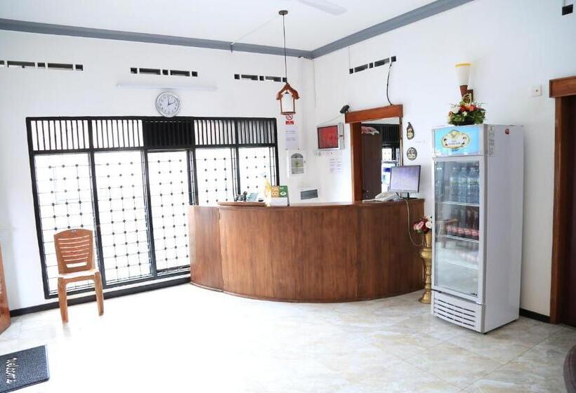 Пансион Yaarl Holiday