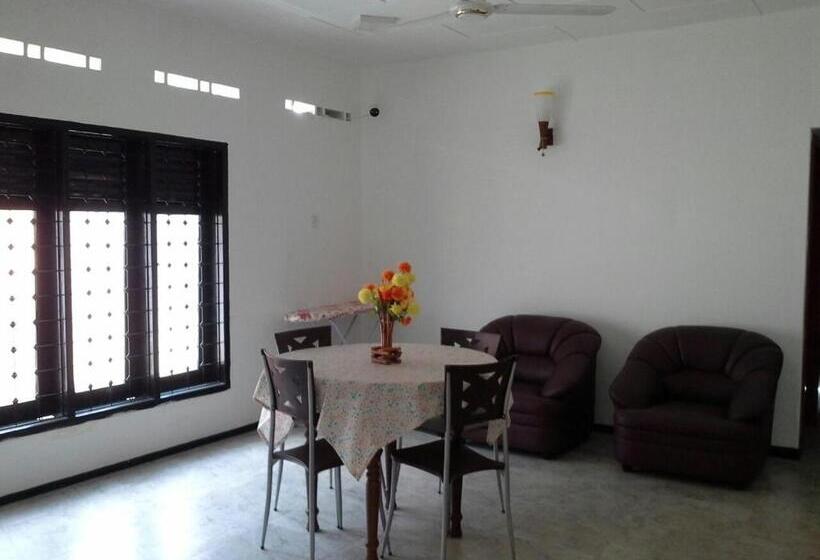 Пансион Yaarl Holiday