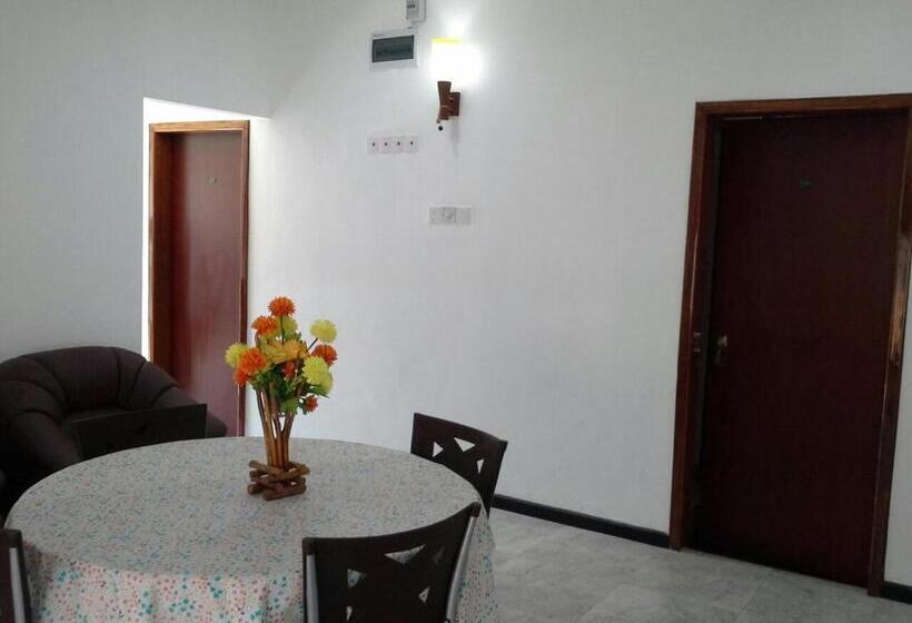 Пансион Yaarl Holiday