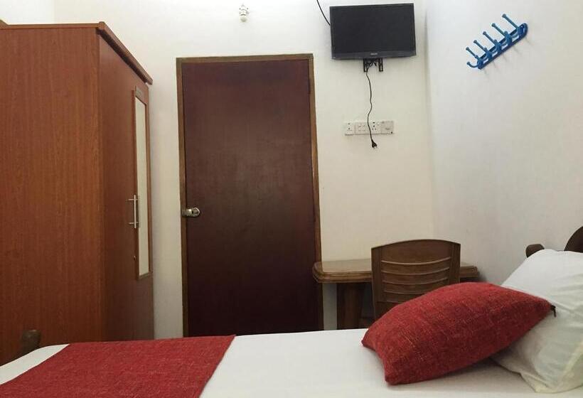 Пансион Yaarl Holiday