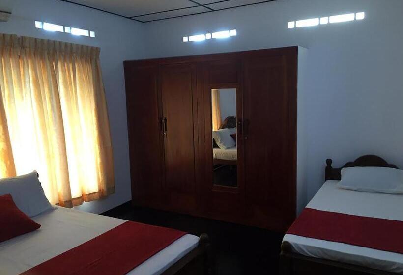 Пансион Yaarl Holiday