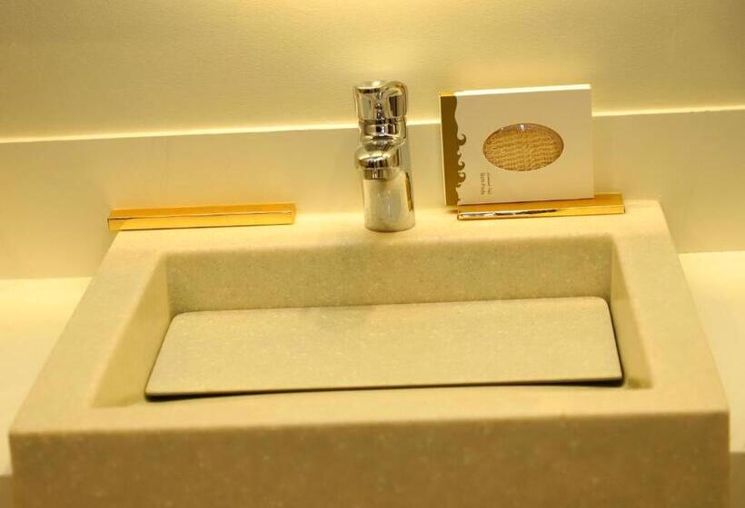 فندق الأفنيوز بالرس