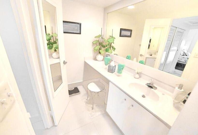 Beautiful Penthouse Condo With Stunning Views Of Both Ocean And City