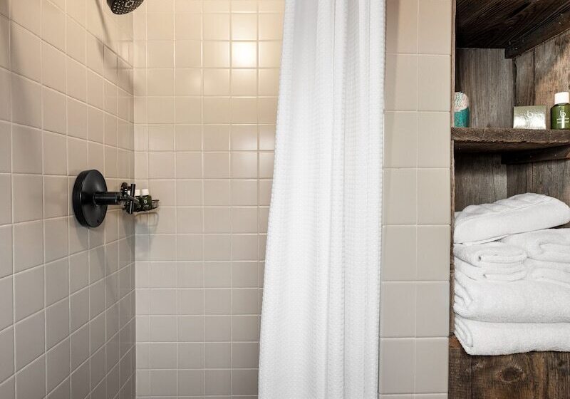 Desolation Hotel Hope Valley