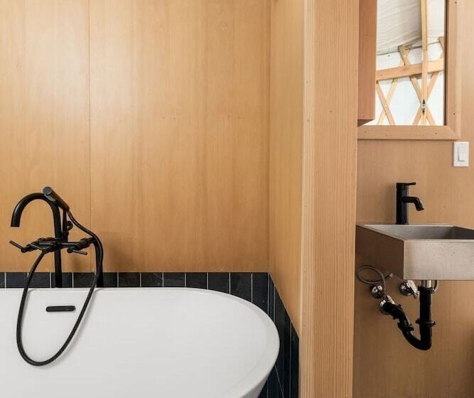 Desolation Hotel Hope Valley