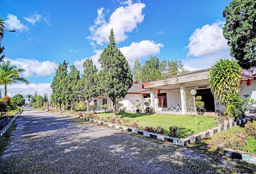 בית מלון כפרי Capital O 92214 Beristera