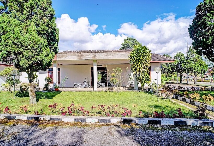 בית מלון כפרי Capital O 92214 Beristera